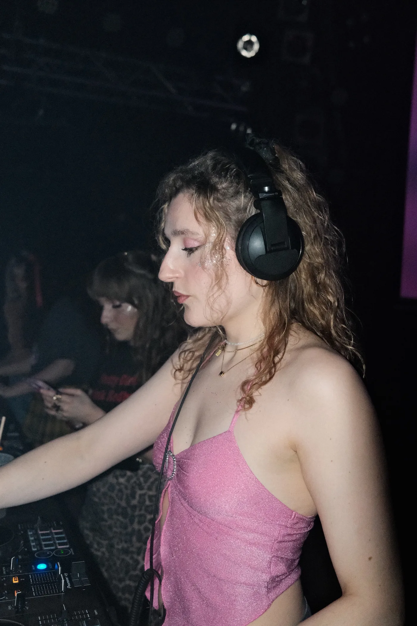 Mary mit Kopfhörern beim Mixen